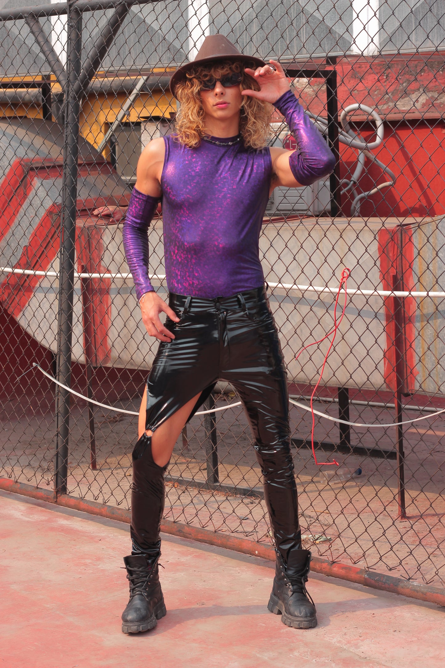 Top morado con mangas y destellos rosas