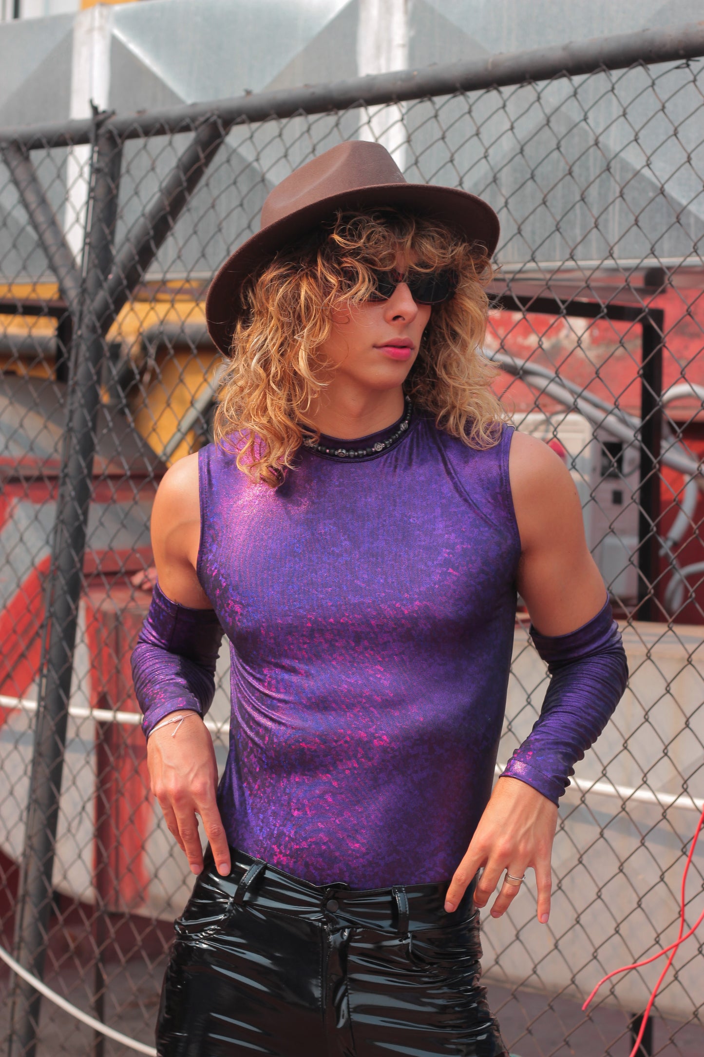 Top morado con mangas y destellos rosas