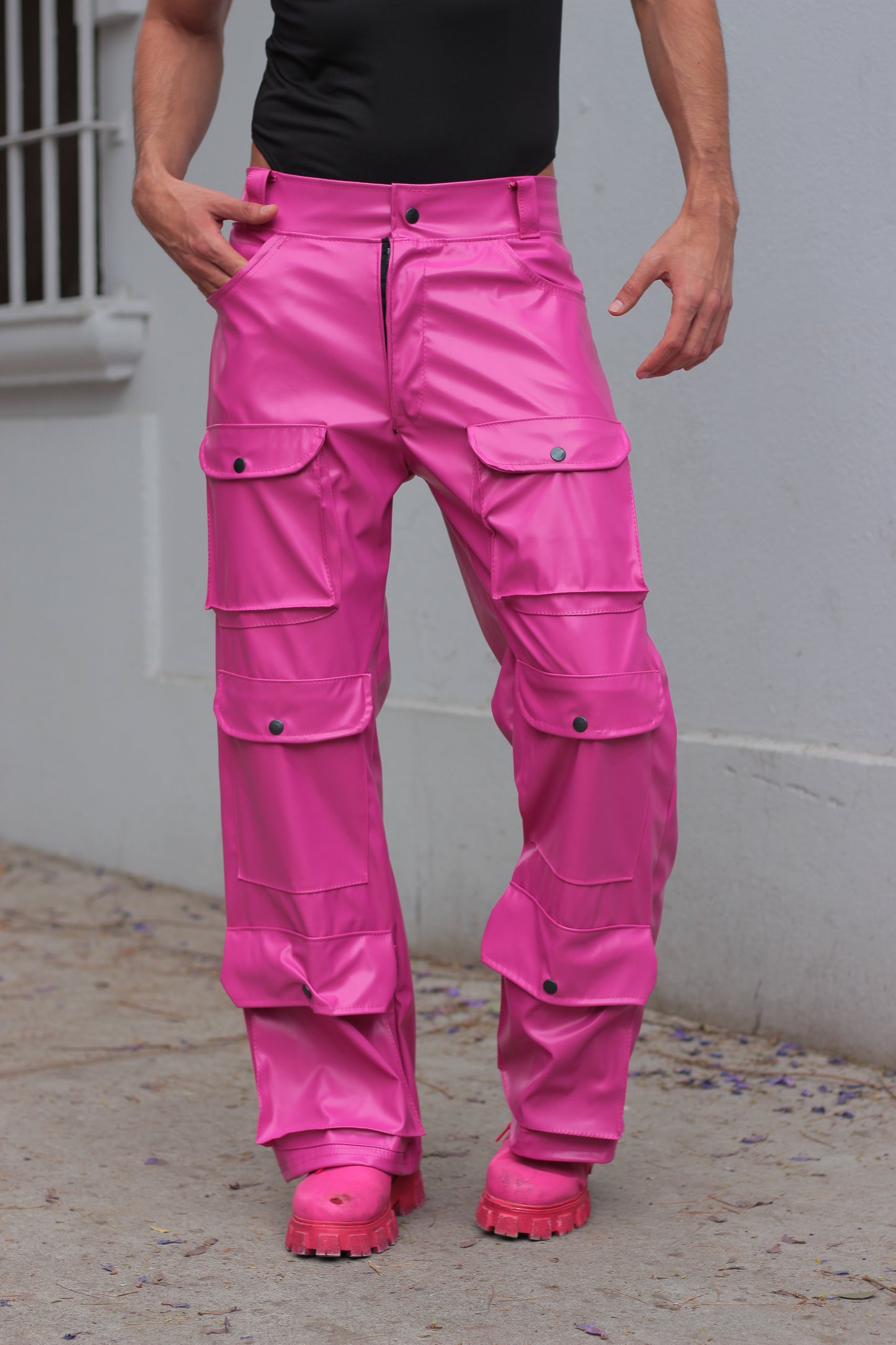Pantalón cargo 8 bolsas vinil rosa
