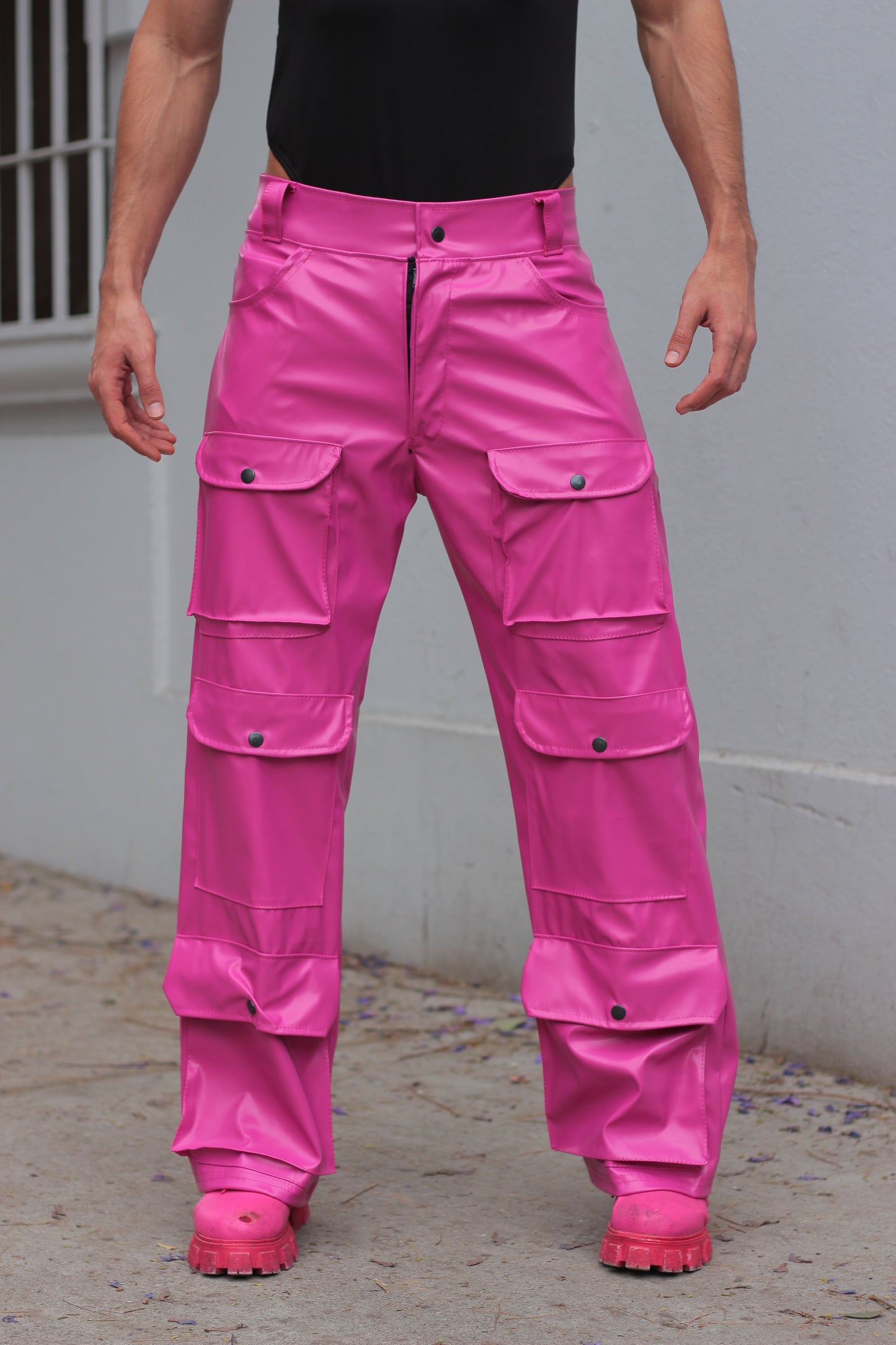 Pantalón cargo 8 bolsas vinil rosa