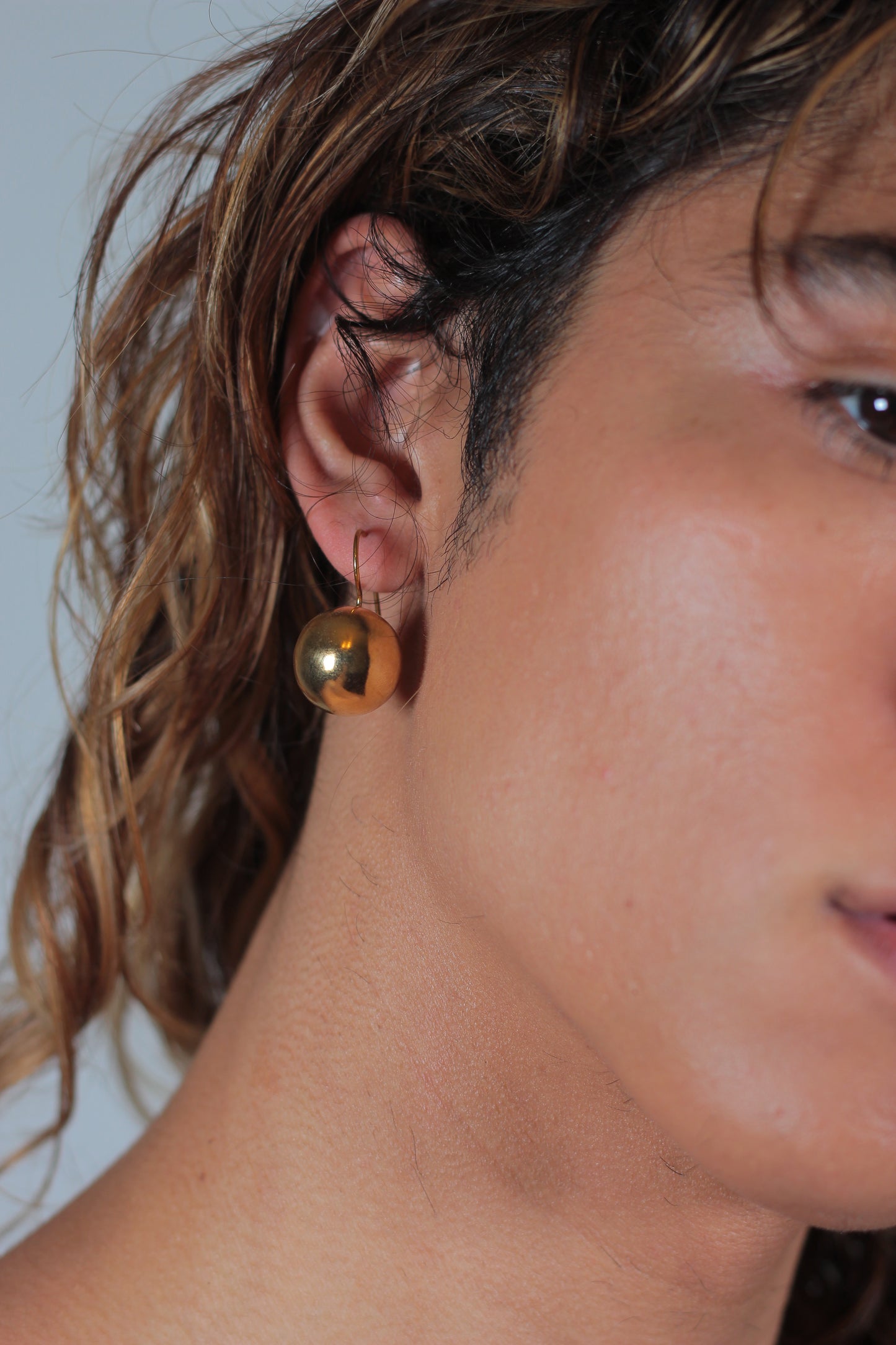 Arete bola dorado