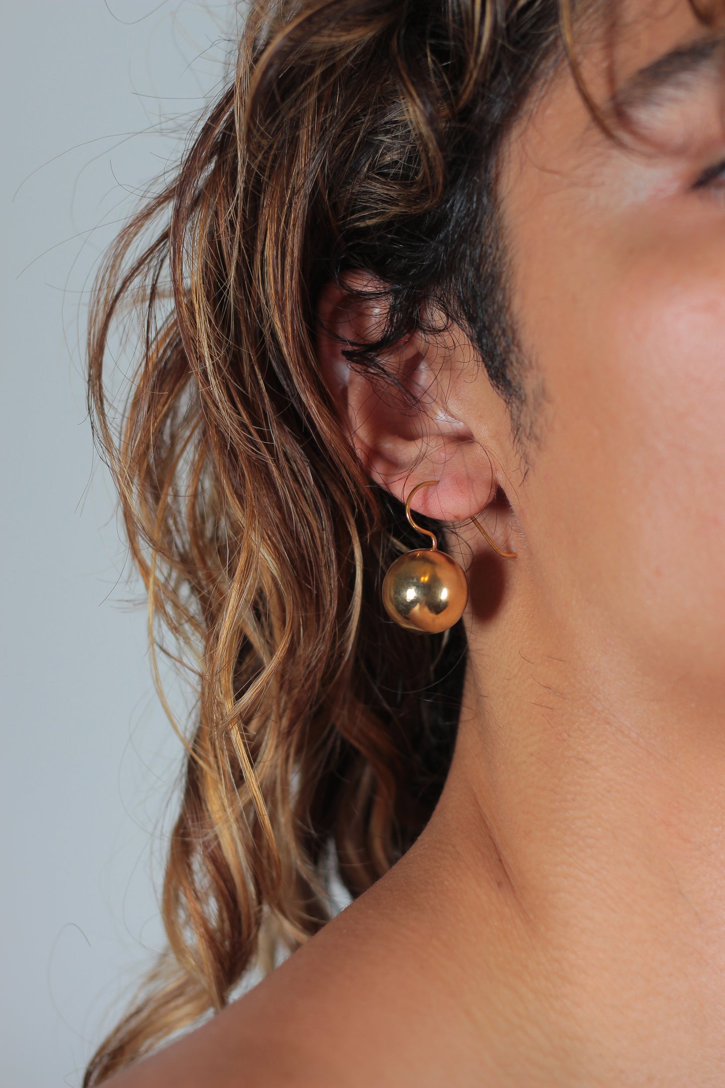 Arete bola dorado