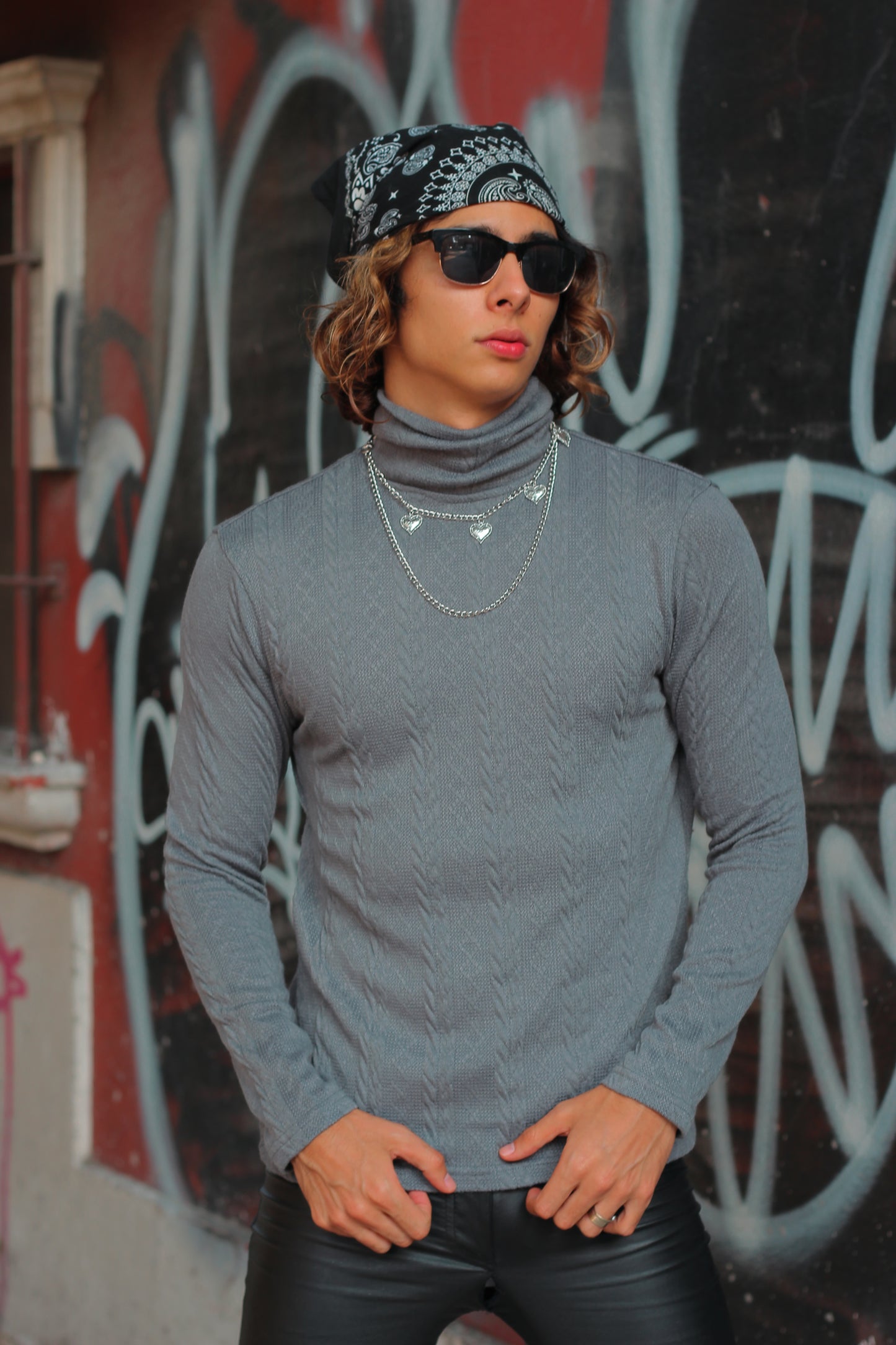Top cuello alto gris grueso unitalla